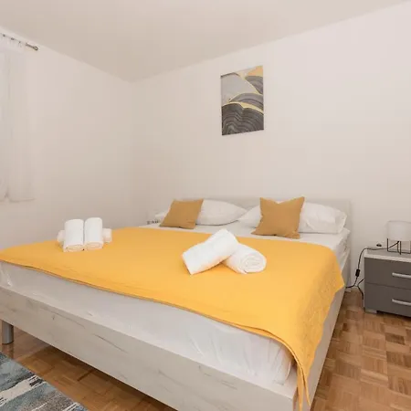 Lily Apartman Makarska